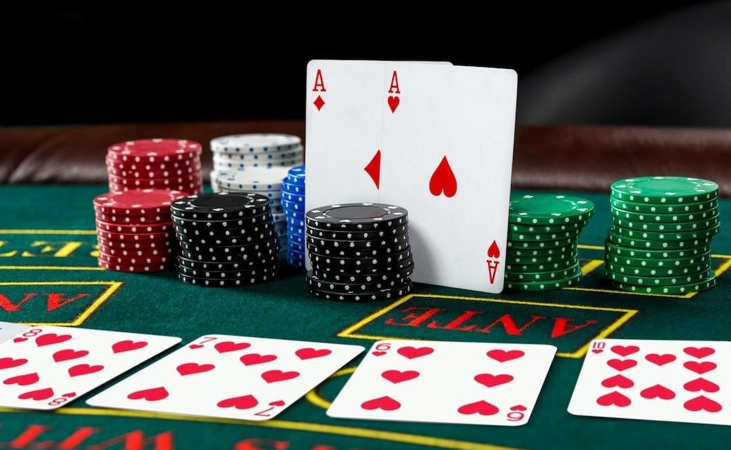 The Advantages of Playing at Online Casinos Over Land-Based Establishments